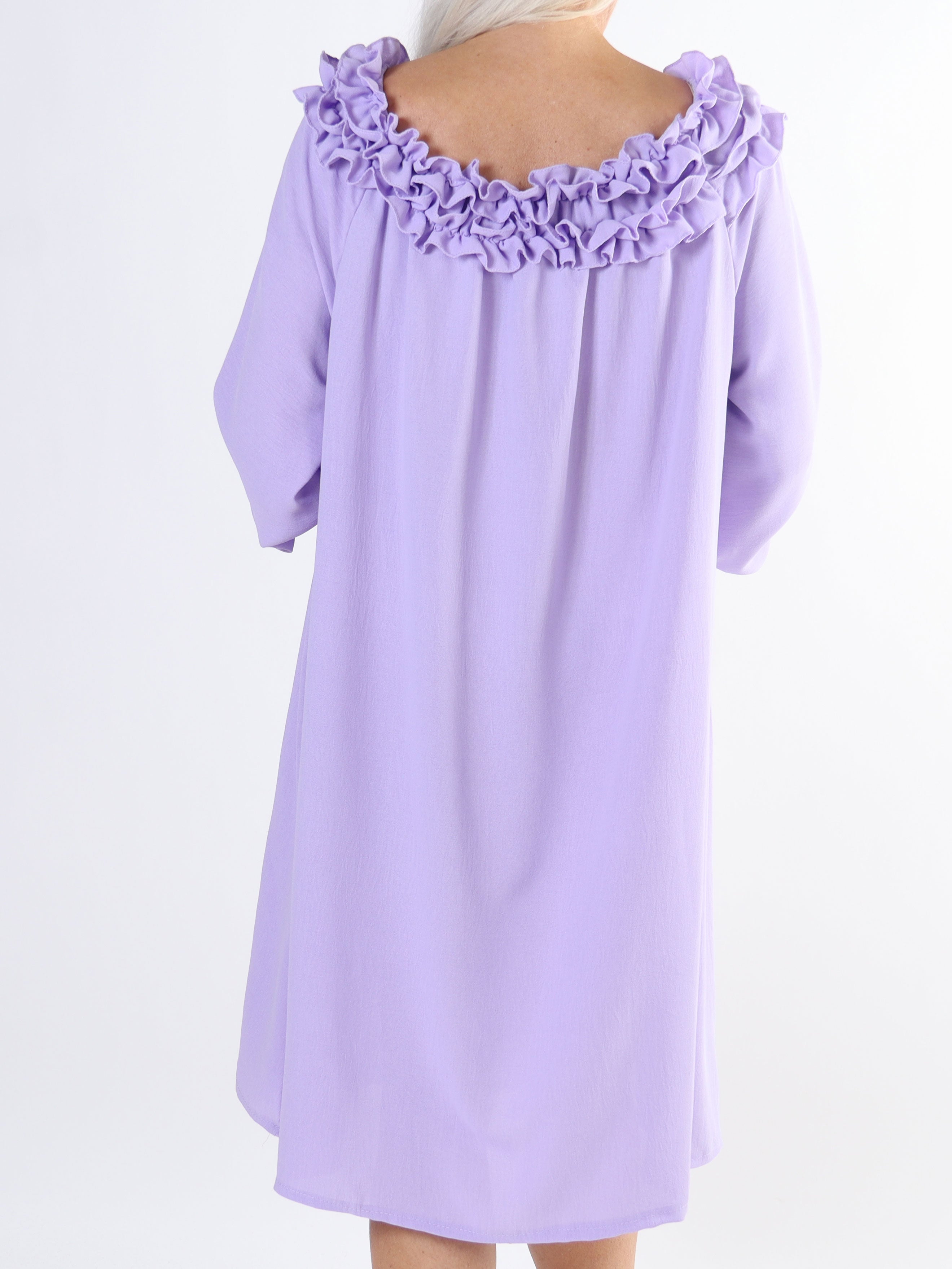 Chili Dress - Plus size klänning med långa ärmar och volanger